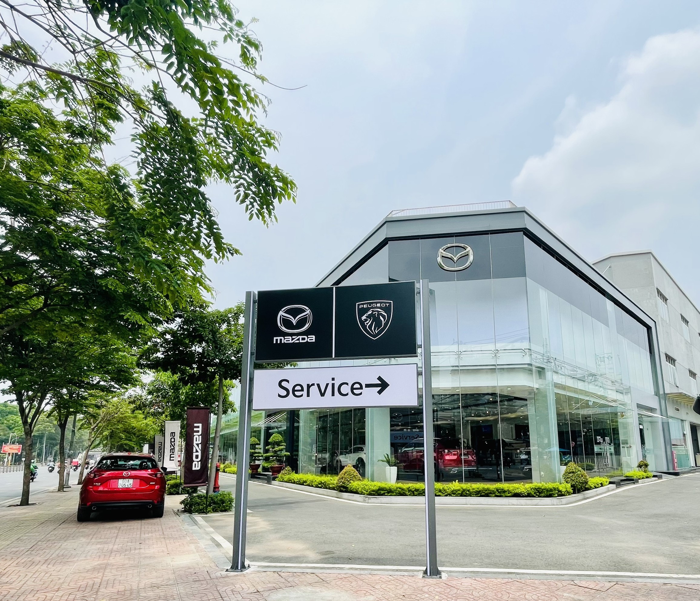 SHOWROOM KIA MAZDA PHÚ NHUẬN