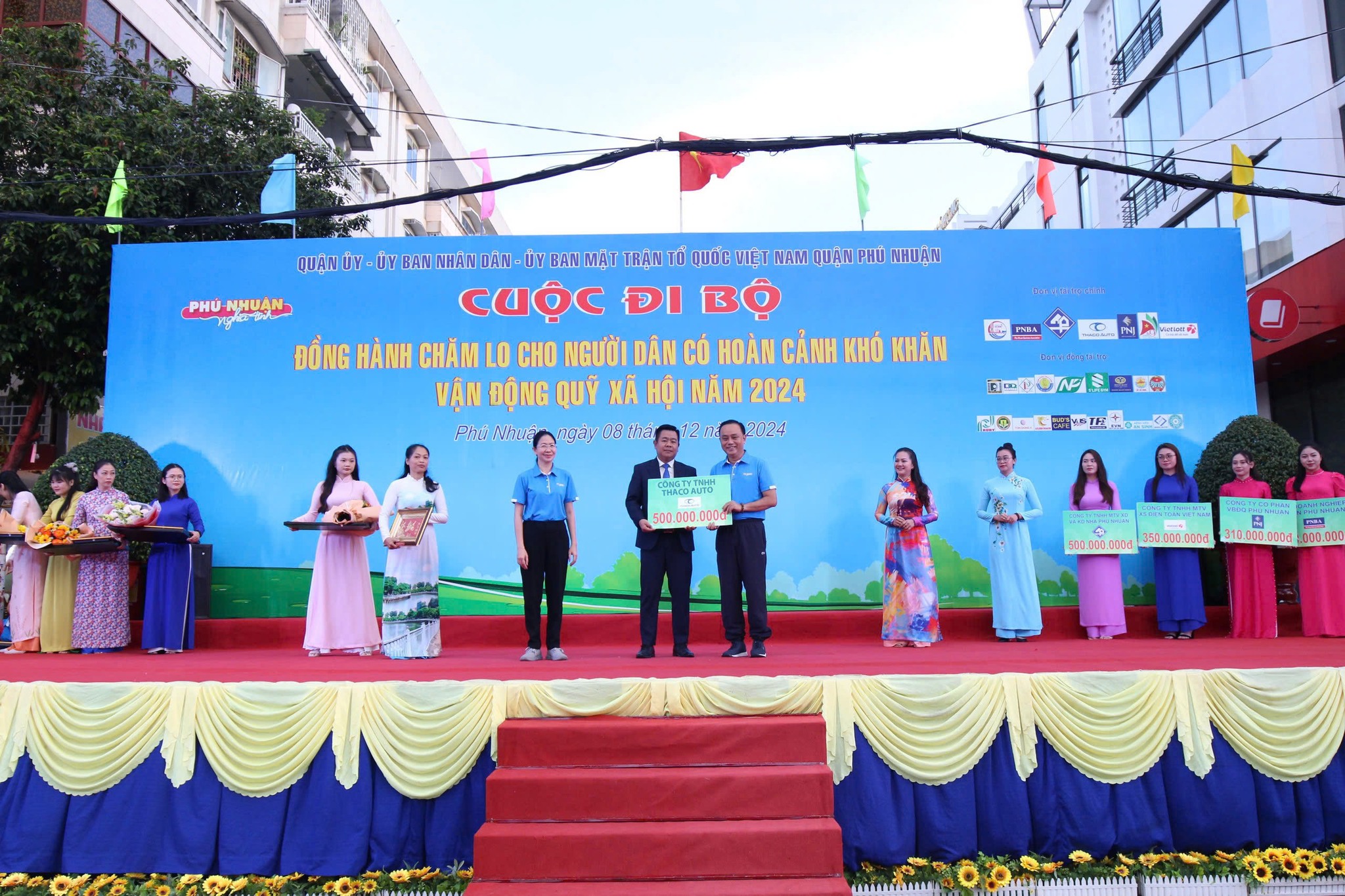 Thaco Auto Kia Mazda Hồ Chí Minh trao tặng 500 triệu đồng cho người dân có hoàn cảnh khó khăn
